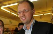Яценюк вимагає не допустити незаконної реорганізації чернівецьких книгарень