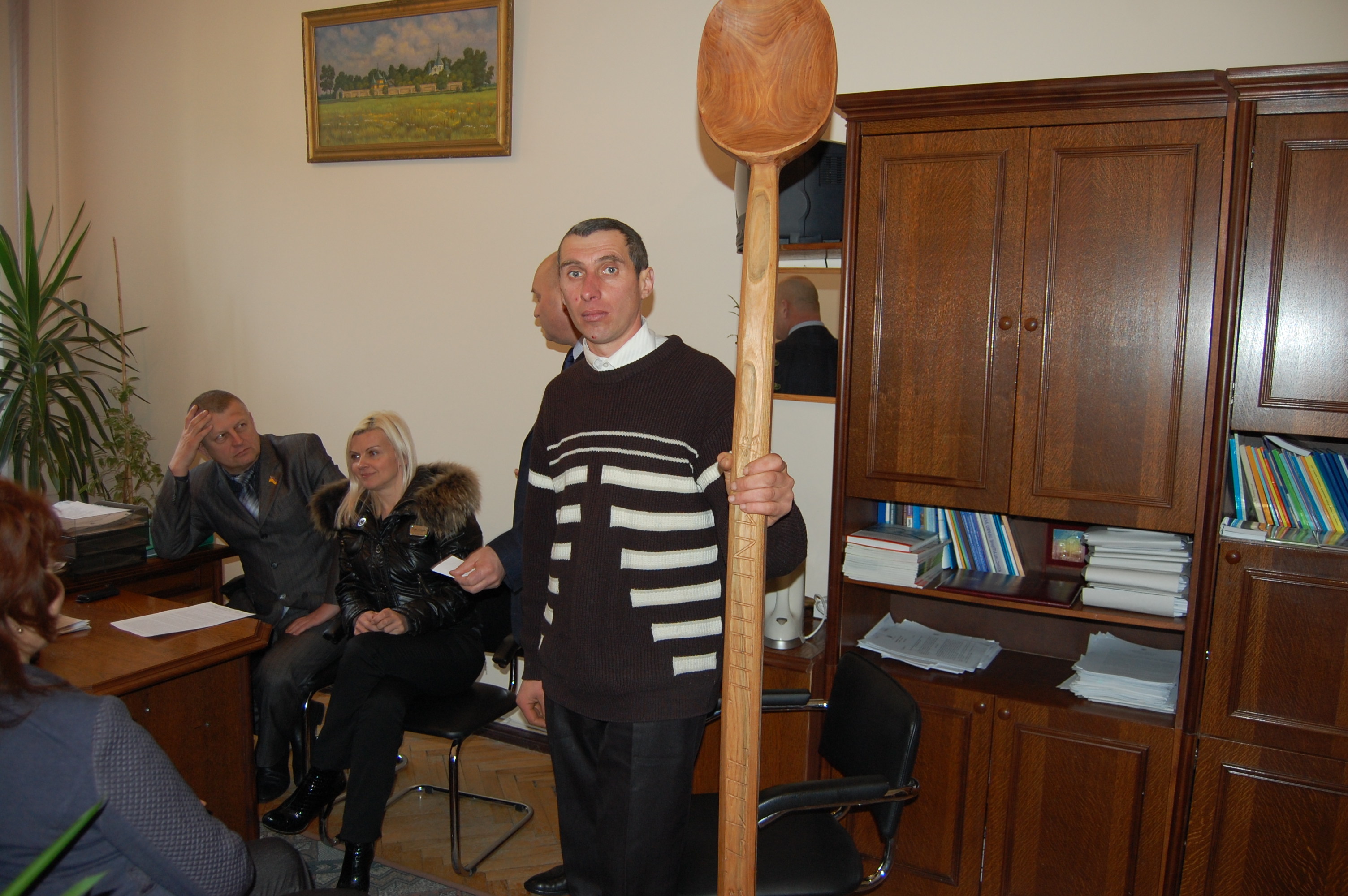 У Чернівцях зварять борщ, використовуючи двометрову ложку та 25-кілограмову ступку для часнику, а також пампушки з салом у вигляді футбольного м’яча Євро-2012