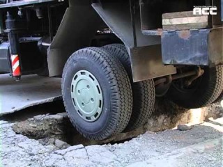 В Чернівцях біля тролейбусної зупинки  провалився 12-тонний кран (+ відео)