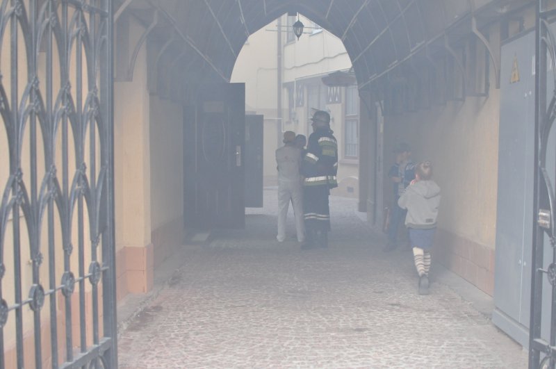 Спочатку вибух бомби навпроти, тепер пожежа: біля будинку, де живе очільник Чернівців, сталася НП