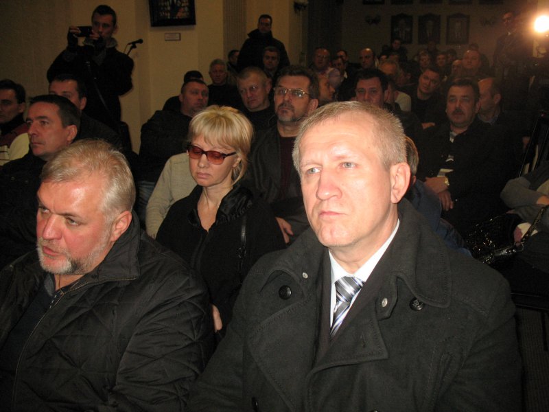 Опозиції так і не вдалося зібрати сесію Чернівецької міської ради о другій ночі, хоч 'тушки' згадали, що вони теж опозиція