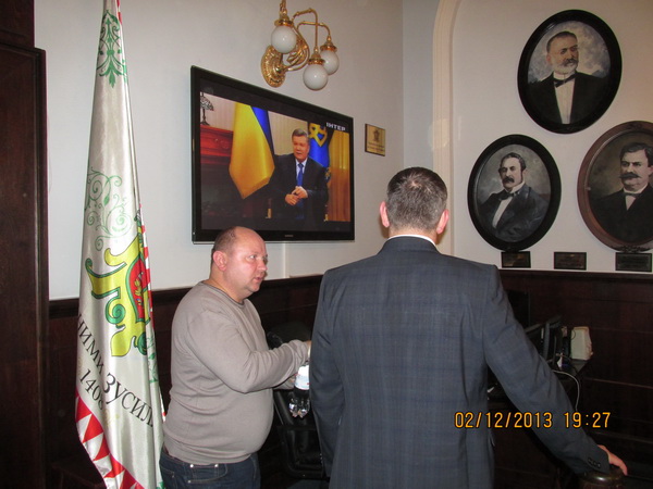 У Чернівцях пожертвували Януковичем і Азаровим, щоб врятувати себе і Михайлішина