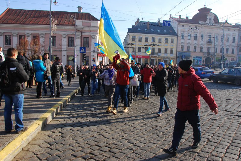 На Центральній площі Чернівців мітингують (оновлено о 15.48)