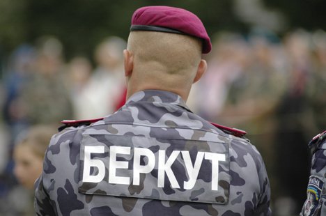 Буковинець, син якого - спецназівець - штурмував Євромайдан, на колінах  вибачився  перед Україною
