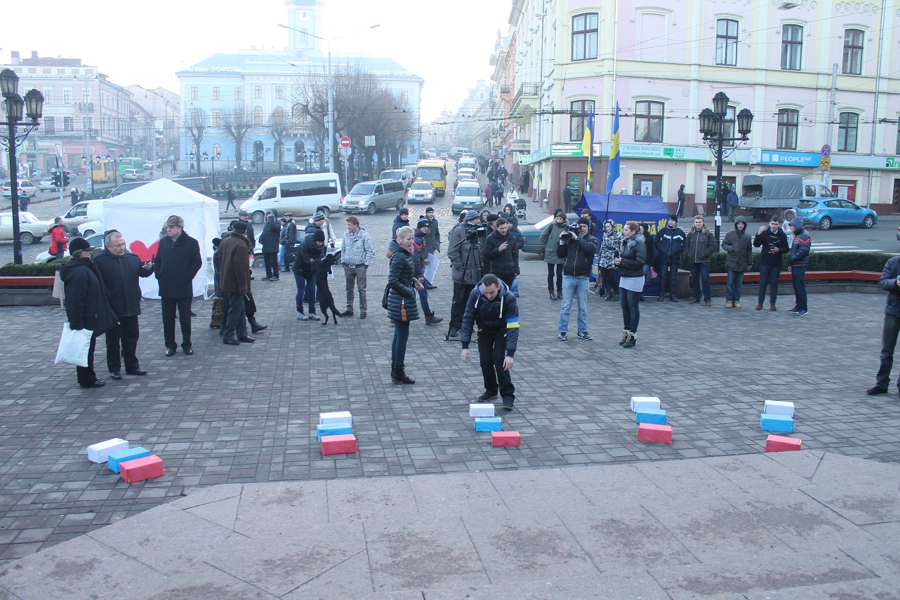 У Чернівцях молодь зіграла в «російську рулетку»: лише в одній коробці були прапори - України і ЄС