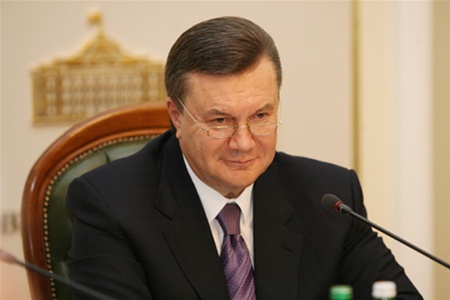 Янукович Je t'aime!