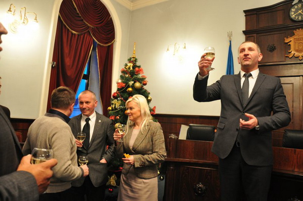 Михайлішин і депутати пили шампанське прямо в сесійній залі