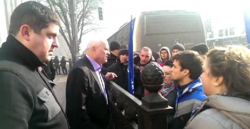 Три народні депутати від Буковини Бурбак, Федорук, Фищук прийшли на барикади до протестувальників