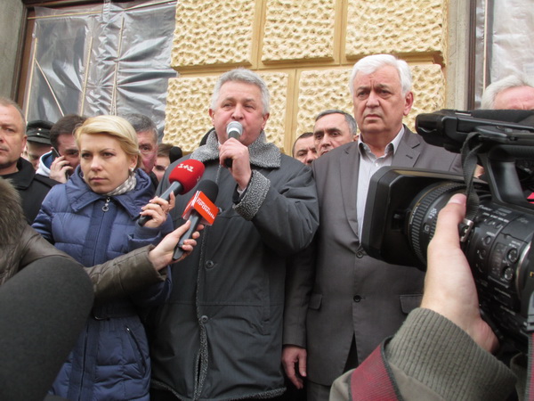 На сходах перед Чернівецькою ОДА стався конфлікт між протестувальниками і депутатами від опозиції (відео)