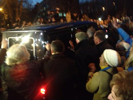 Тимошенко вивезли з лікарні у інвалідному візку: вона їде на Майдан