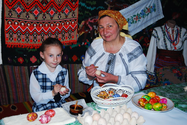 На Глибоччині створюють єдині на всю Україну каруковані писанки
