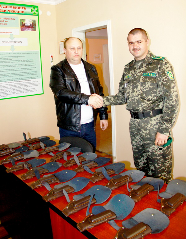 Журналісти районки подарували прикордонникам кобури для пістолета Макрова 