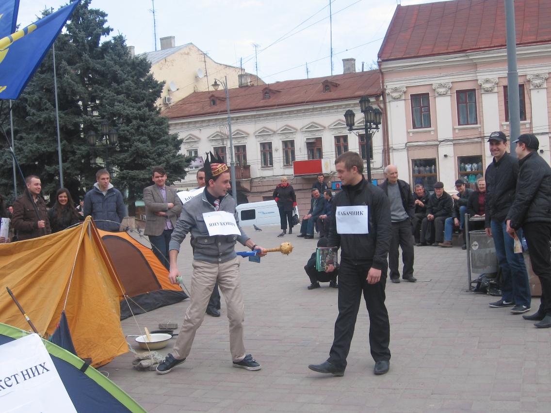 У Чернівцях розігрували сценки за участі негативних політичних героїв сучасності  - «Януковича», «Азарова» і «Табачника»