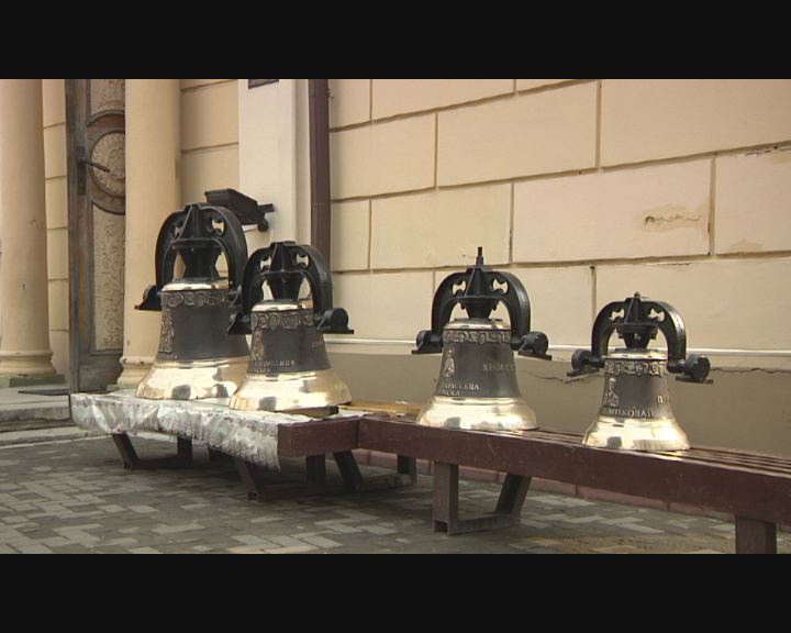 У храмі Київського патріархату освятили дзвони, найбільший з яких важить 300 кілограмів, найменший - 40!