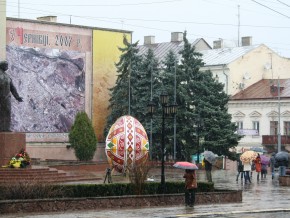 Диво-писанка прикрасила Центральну площу Чернівців