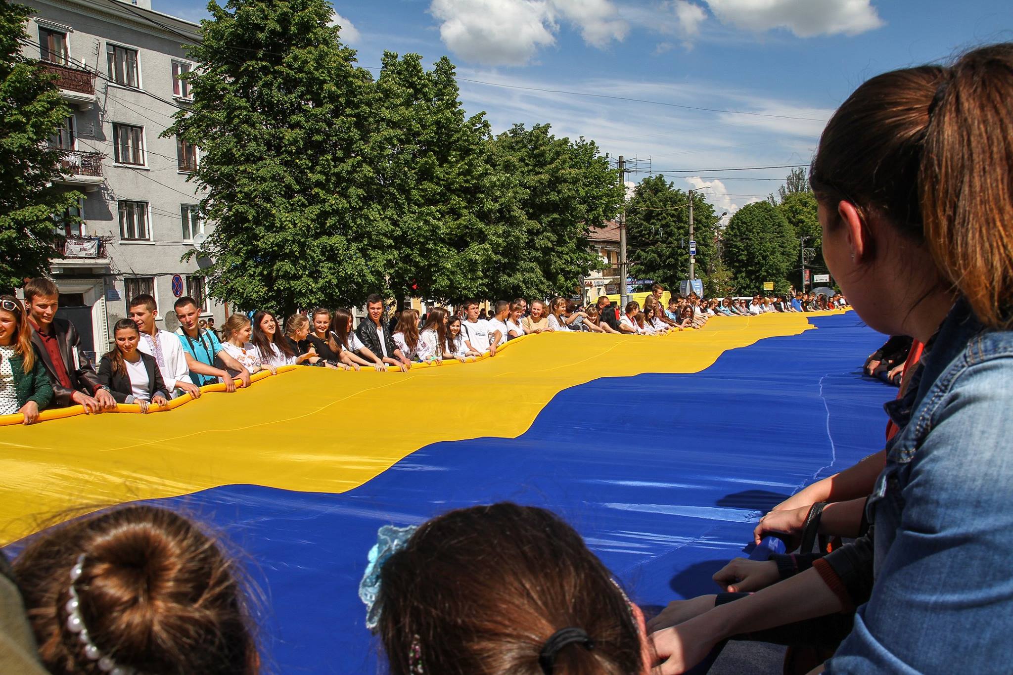 На Соборній площі Чернівців розгорнули найбільший прапор України
