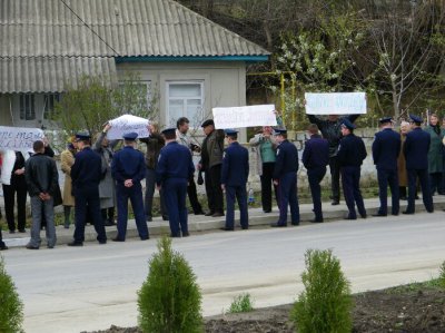 Панчишина не пускають на роботу - вимагають ще одого рішення суду. У Новодністровську губернатора зустріли плакатами «Ганьба Папієву!»