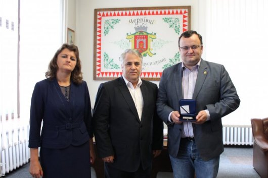 Чернівецького міського голову першим з мерів сусідніх з Румунією міст нагородили медаллю Сенату Румунії