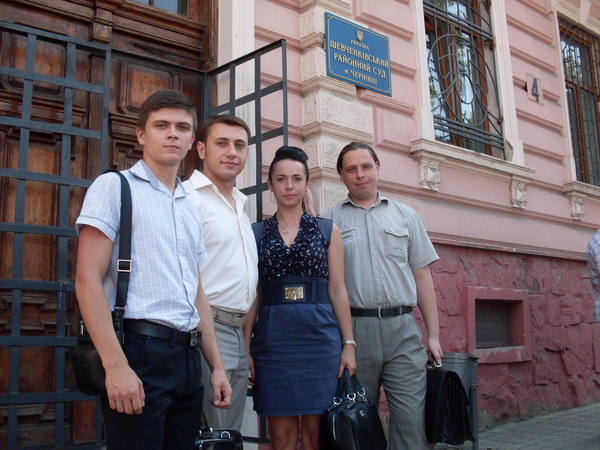 Чернівецькі журналісти масово прийшли в суд підтримати колегу, з яким судиться прокурор