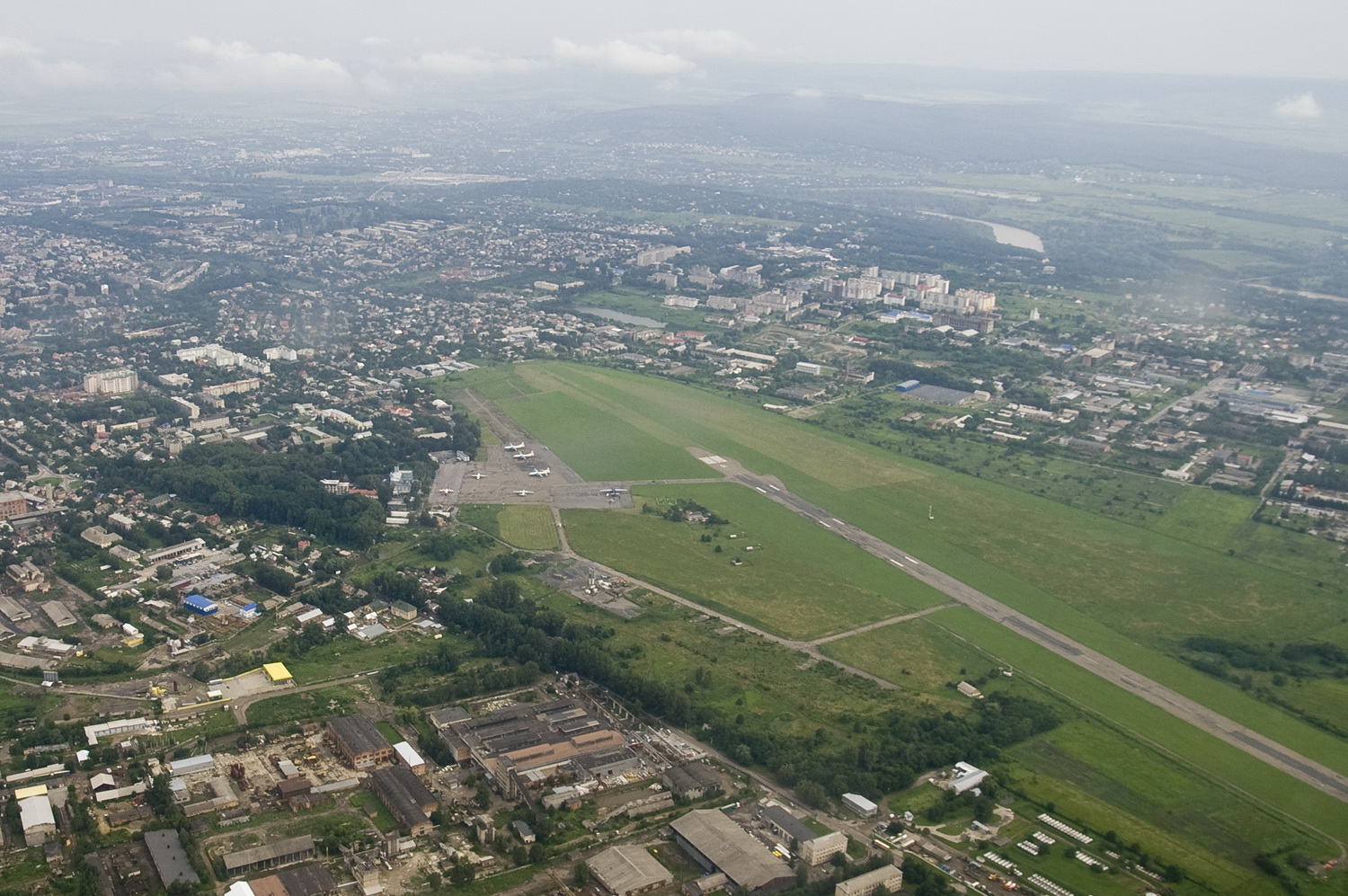 Чернівецький аеропорт врятують нові правила експлуатації повітряних ліній. Деякі підлеглі Бурбака – проти? 