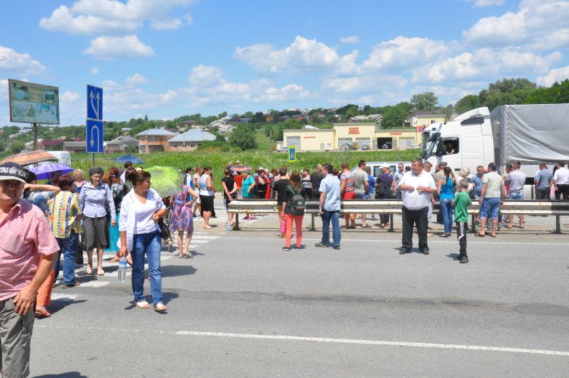 Шістьох осіб звинувачують у перекритті дороги біля села Волока на Глибоччині