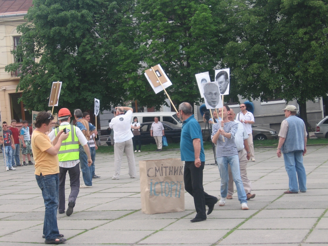 Безстрокова акція протесту, розпочата минулого тижня буковинцями в райцентрі Заставна, отримала продовження у Чернівцях