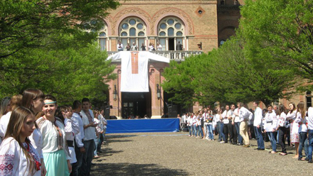 Чернівецький університет одягли у 6-метрову вишиванку (фото)
