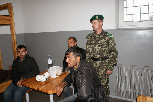 Чернівецькі прикордонники затримали трьох нелегалів з Румунії