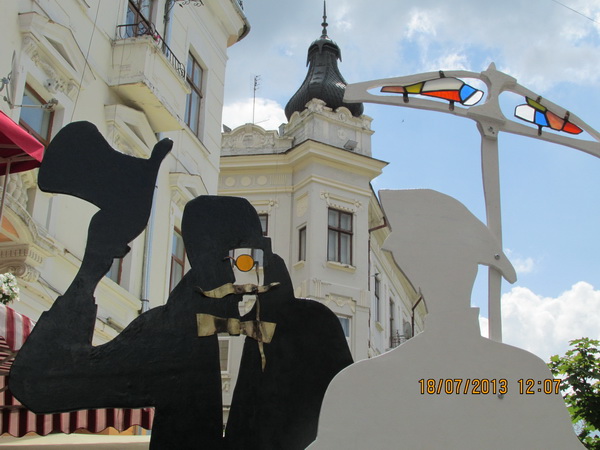 У Чернівцях вкрали пам'ятник Юрію Адруховичу, руку з цилідром і жіночий парасоль