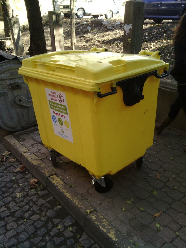 Культурним чернівчанам так сподобалися жовтенькі сміттєві еко-баки, що вони їх покрали 