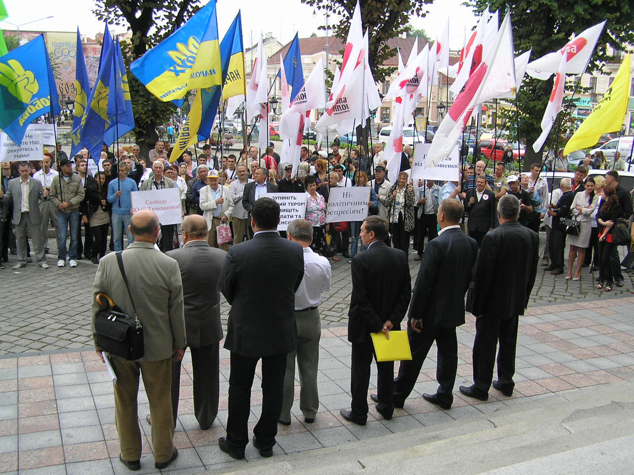 У Міжнародний день демократії в Чернівцях пікетували антидемократичну міську раду