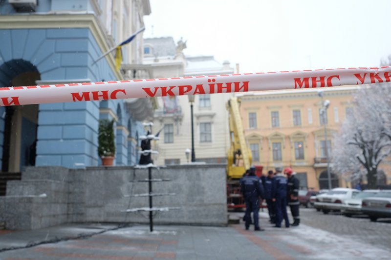 Невідомий з 'ЛНР' повідомив про бомбу у Чернівецькій міській раді: інформація про замінування Ратуші не підтвердилася