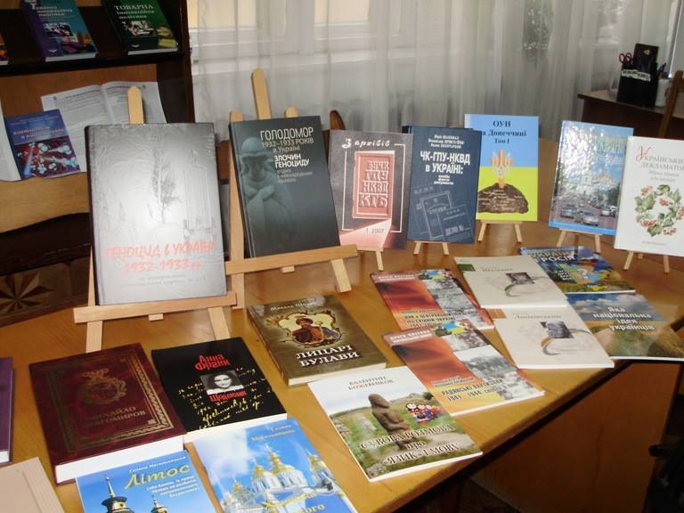 У Чернівцях СБУ передала у вільний доступ книги, написані на основі розсекречених матеріалів ГПУ, НКВД і КГБ  
