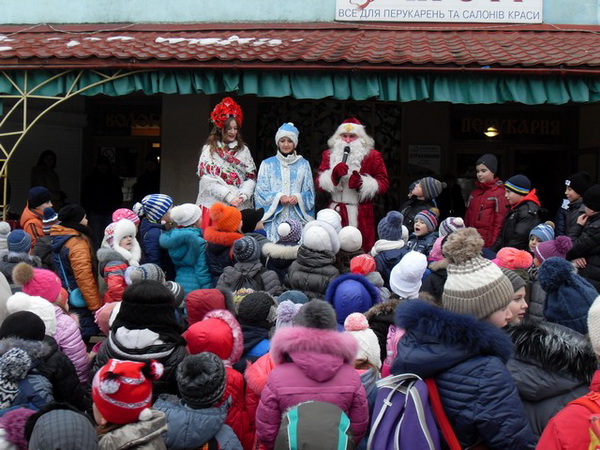 «Батьківщинівці» розпочали Новорічні свята для мешканців, гостей і особливо дітей Першотравневого району