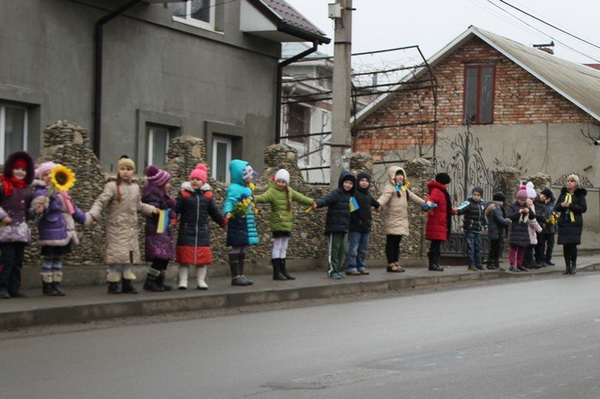 Вчителі школи та громада мікрорайону Калічанка утворили ланцюг єднання для миру (фоторепортаж) 