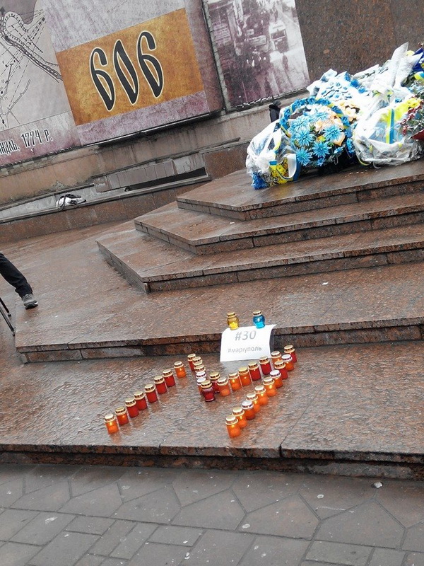 На Центральній площі Чернівців виклали літеру М зі свічок 