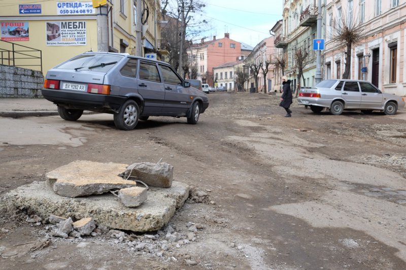 Скандальну вулицю Хмельницького в Чернівцях перекриють, поки не оголосять тендер