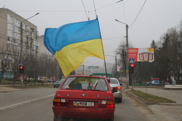 Чернівчани вітали учасників автопробігу на підтримку полоненої Надії Савченко 