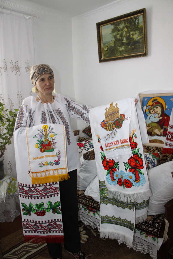 Майстриня зі Старого Вовчинця Валерія Ткачук  вишиває Великодні  рушники