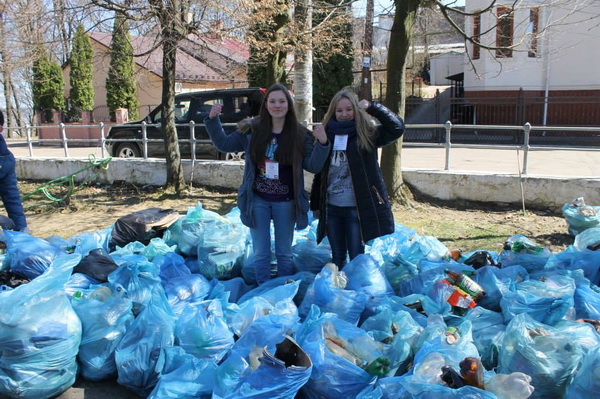 У парку ім. Ю. Федьковича учні зібрали 500 пакетів сміття 