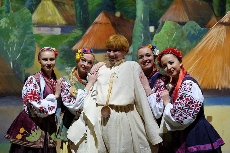 'Так уміють жартувати тільки українці', - буковинці про прем'єру 'Сватання на Гончарівці'