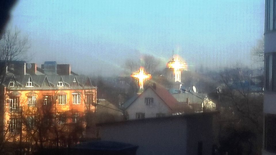 На банях чернівецької церкви 'запалали' хрести (ФОТО із соцмереж)