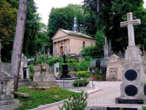 Невідомі пошкодили майже сотню склепів на чернівецькому кладовищі