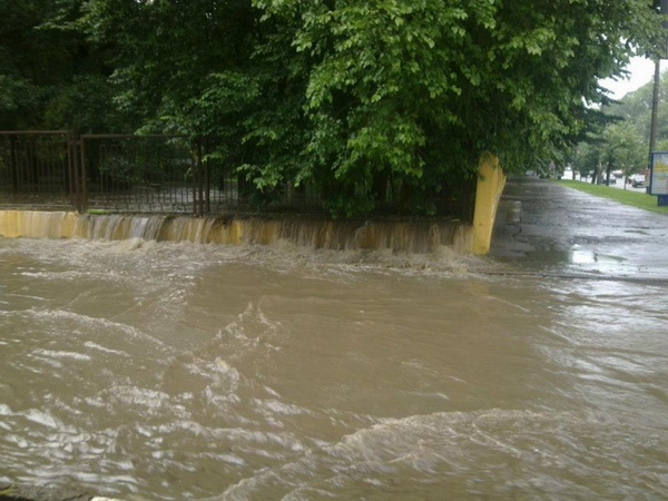 Зливна та каналізаційна система Чернівців вже загрожує мешканцям міста (ФОТОРЕПОРТАЖ+ВІДЕО)