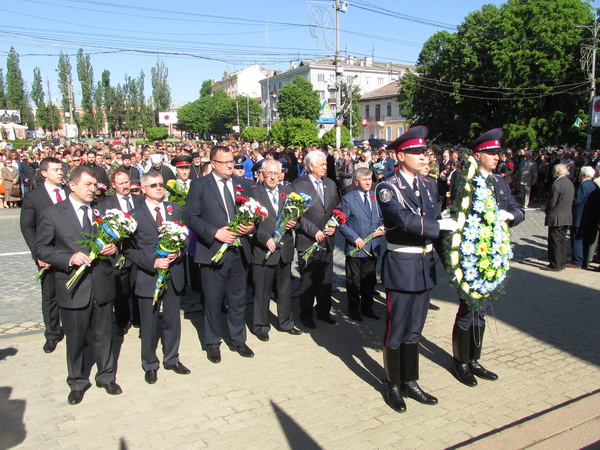 Керівники Буковини і Чернівців поклали квіти до обеліска Перемоги
