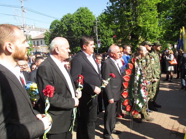 Народні депутати України Максим Бурбак і Микола Федорук урочисто поклали квіти до пам’ятника Воїну-визволителю