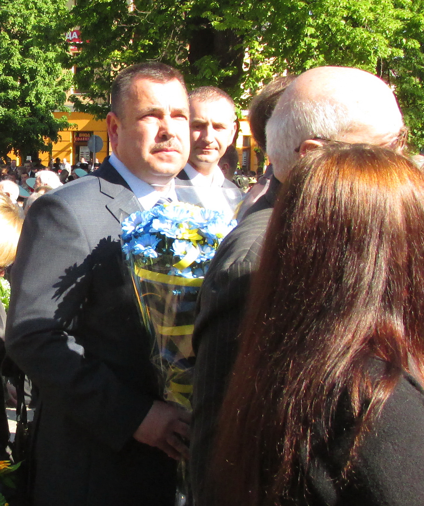 Колишній очільник Чернівців Віталій Михайлішин прийшов на урочисте покладання квітів до пам'ятника Перемоги