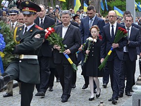 Яценюк взяв доньку на церемонію вшанування жертв політичних репресій