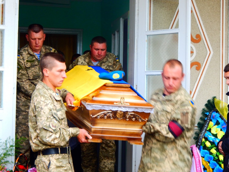 Івана Діяконюка поховали з військовими почестями — салютом зі стрілецької зброї