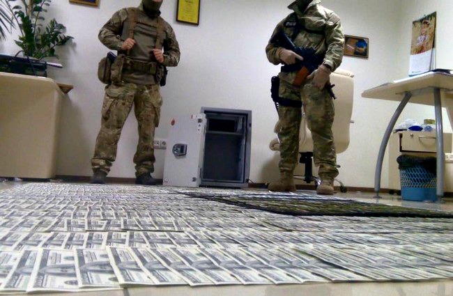 Скандал в ГПУ: задержаны прокуроры, изъято полмиллиона долларов и бриллианты и автомат Калашникова
